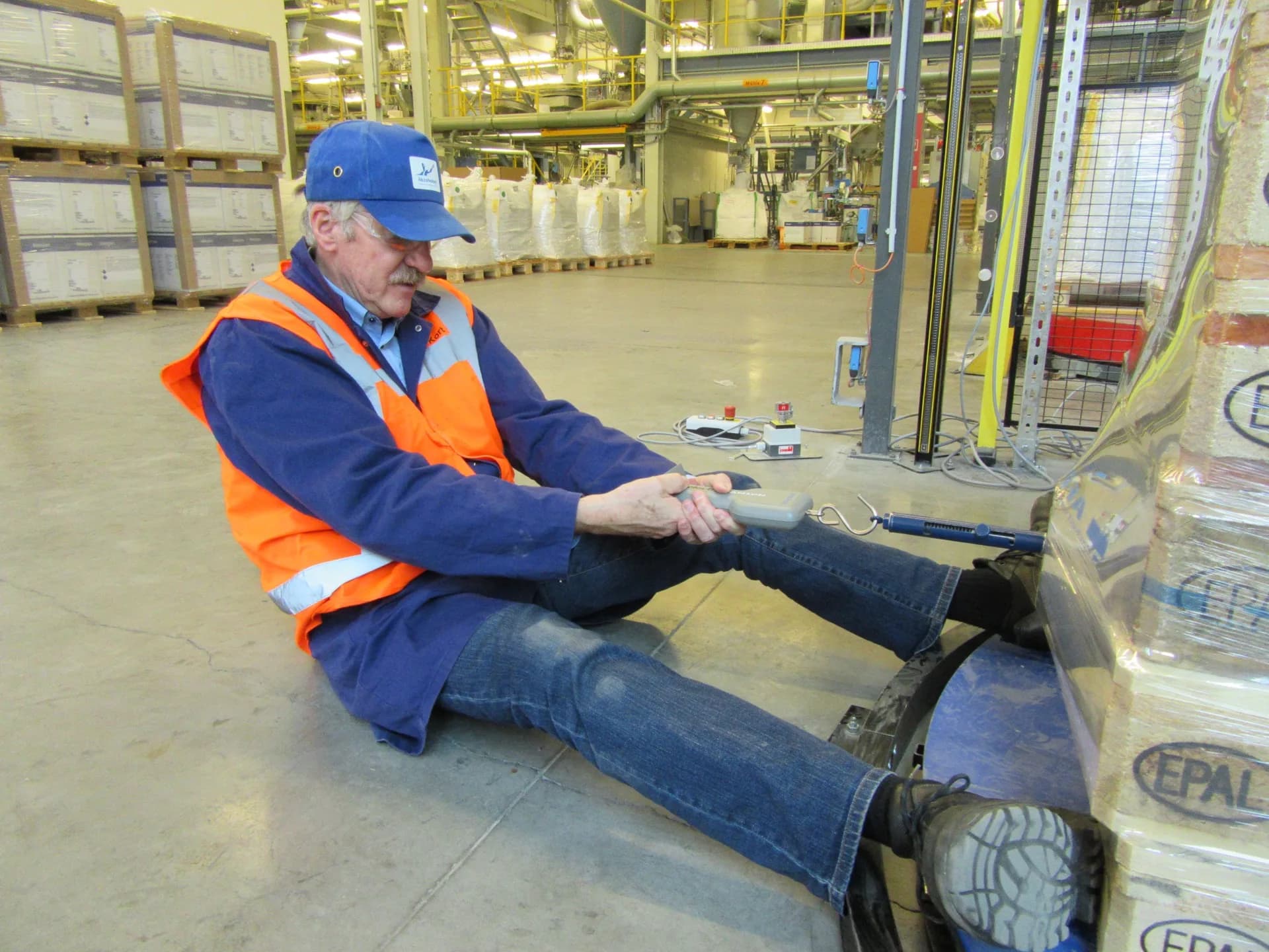 Egbert Kort conducting a holding force measurement at a client facility