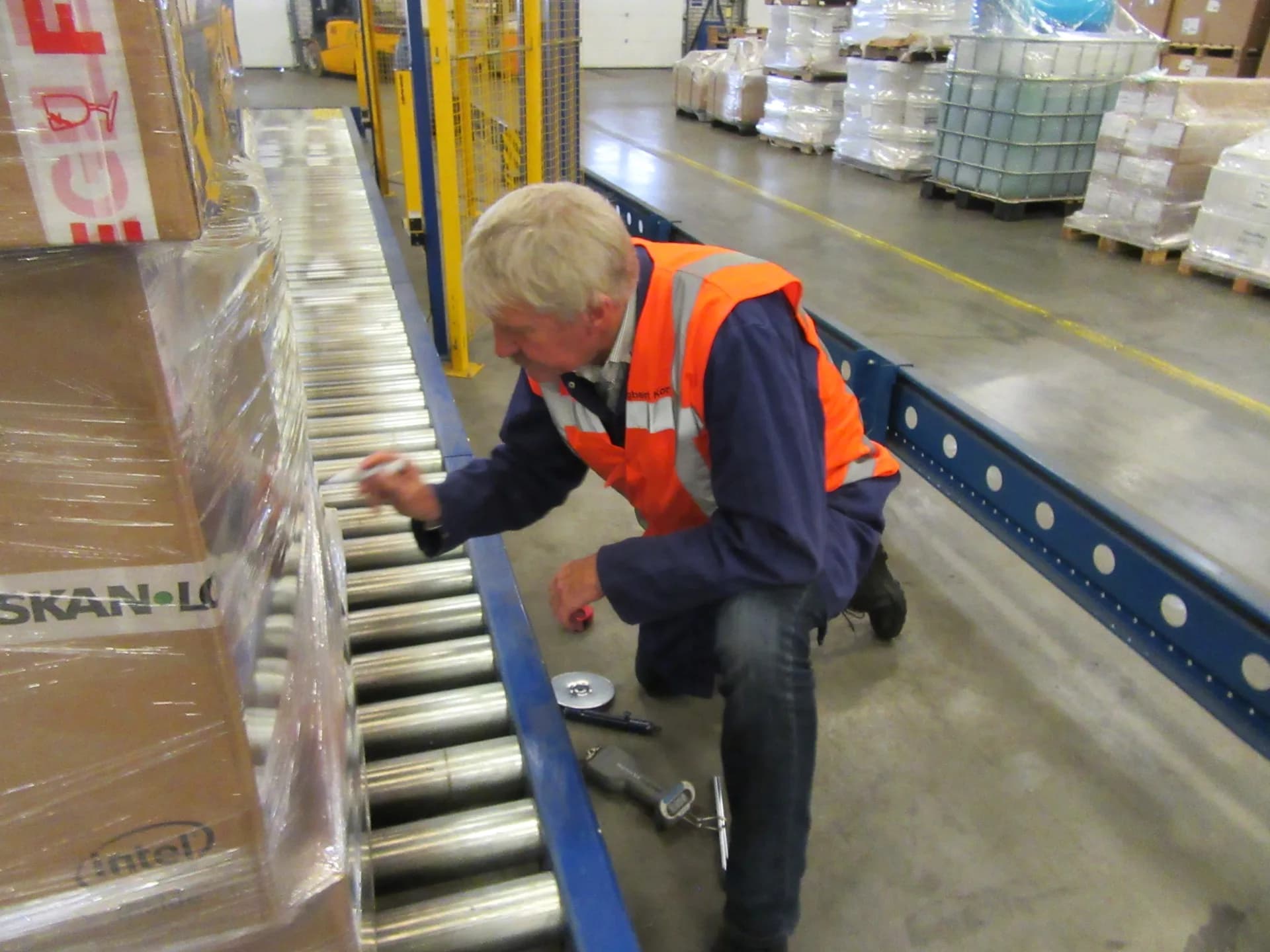 Egbert Kort inspecting pallet wrapping equipment on-site during assessment
