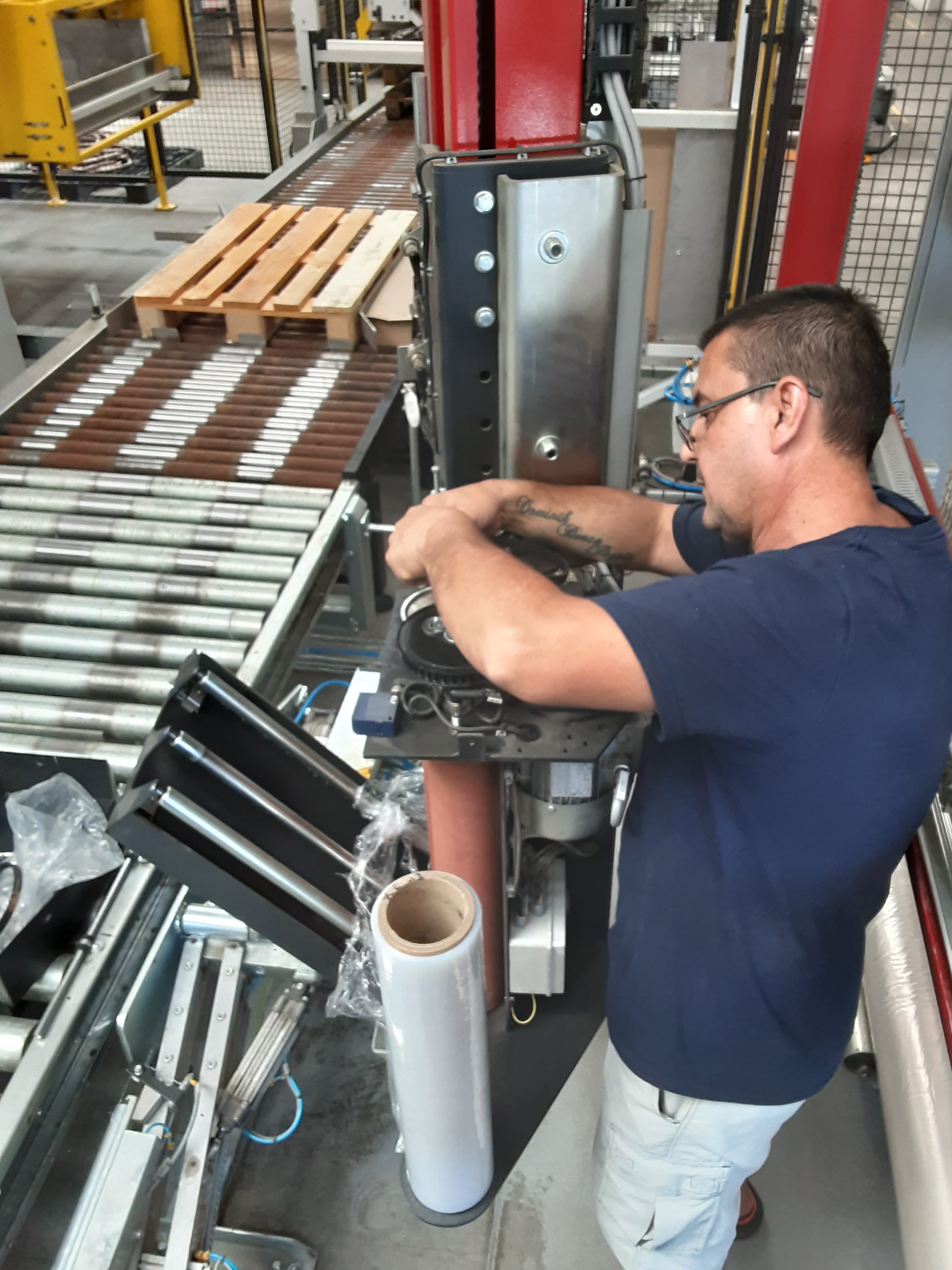 High-volume pallet wrapping operation achieving over 30000 euros annual savings